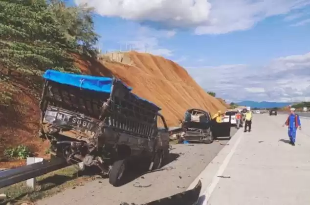 Kendaraan rusak akibat kecelakaan lalu lintas di Tol Sibanceh, Kabupaten Aceh Besar. (Foto: Antara)