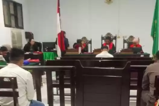 Majelis hakim PN Ambon menjatuhkan vonis terhadap Dedy Ferdiansyah. (Foto: Antara)