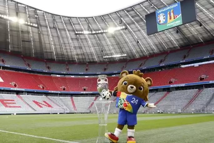 Maskot Piala Eropa 2024 Teddy bear Albaert berpose dengan trofi Piala Eropa 2024. (Foto: Antara)