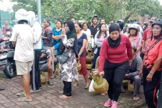 Masyarakat antri membeli elpiji 3 kg pada pasar murah yang digelar Pemkab Gianyar. (Foto: Antara)