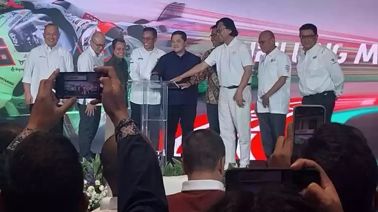 Menteri BUMN Erick Thohir didampingi pejabat dari Pertamina, InJourney peluncuran dua ajang balap motor Pertamina GP of Indonesian-Moto GP 2024. (Foto: Antara)