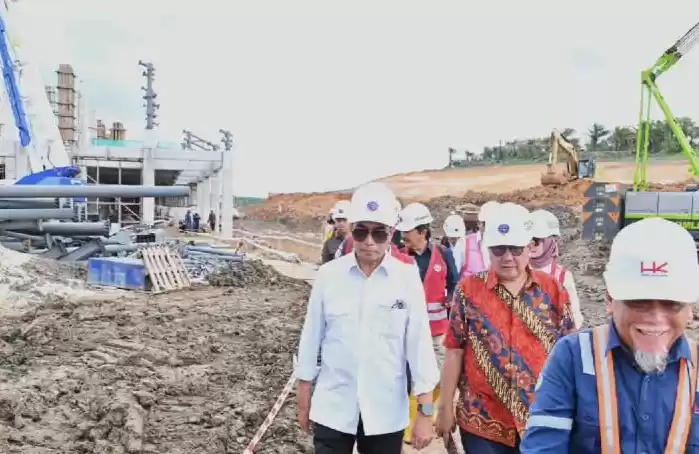 Menteri Perhubungan Budi Karya Sumadi meninjau progres pembangunan Bandara Ibu kota Negar. (Foto: Antara)