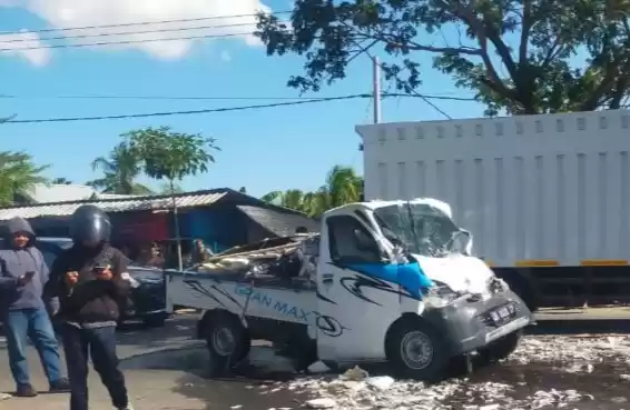 Kendaraan pickup yang terlibat kecelakaan beruntun di jalan Bypass Bandara Lombok. (Foto: Antara)