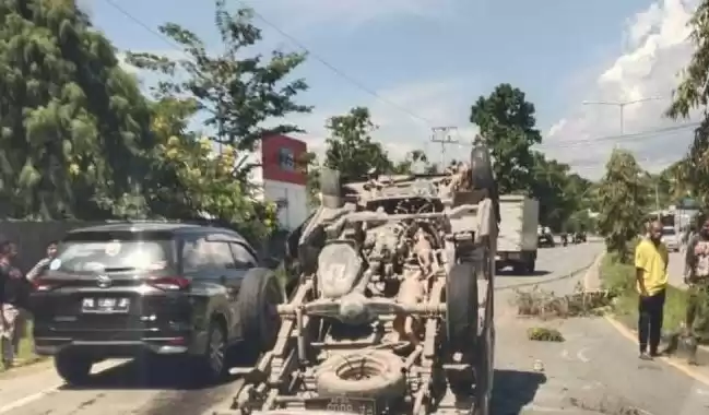 Daihatsu Pickup PA 8005 AD mengalami kecelakaan tunggal di Jalan Raya Sentani. (Foto: Antara)