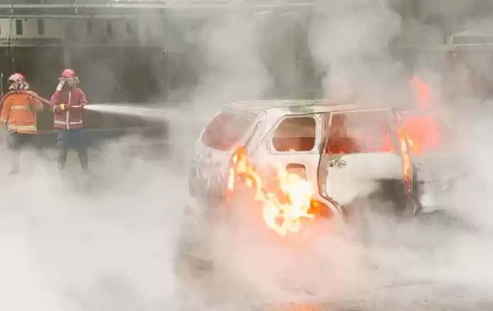 Personel Damkar Kota Jambi saat memadamkan api yang membakar satu unit mobil bermuatan BBM. (Foto: Antara)