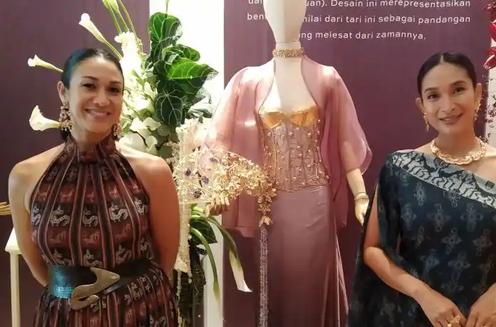 Dua pendiri Tulola Happy Salma (kanan) dan Dewa Sri Luce pada pameran koleksi perhiasan di Sanur (Foto: Antara)