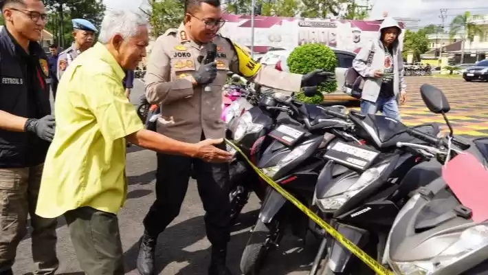 Kepala Kepolisian Resor Tasikmalaya Kota AKBP Joko Sulistiono menunjukkan barang bukti sepeda motor hasil curian. (Foto: Antara)