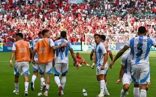 Pemain depan Timnas Argentina Giuliano Simeone (dua kanan) melihat botol-botol bekas minuman. (Foto: Antara)