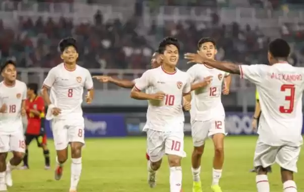 Pesepak bola Timnas Indonesia U-19 Muhammad Kafiatur Rizky selebrasi bersama rekan setimnya. (Foto: Antara)