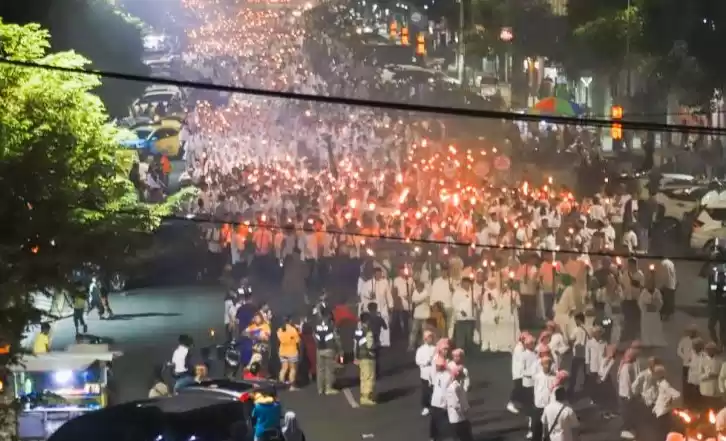 Pawai Obor yang diikuti ribuan warga pada peringatan Tahun Baru Islam 1446 Hijriah. (Foto: Antara)