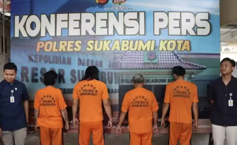 Empat orang terduga pelaku penganiyaan hingga tewas terhadap seorang pengamen berinisial LFH . (Foto: Antara)