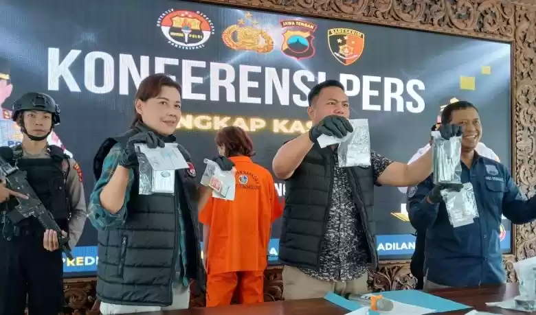 Polisi menunjukkan barang bukti kasus pengadar sabu-sabu di Temanggung, Jawa Tengah. (Foto: Antara)