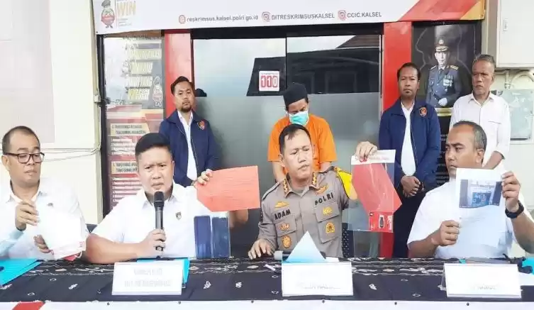 Polda Kalsel Kombes Pol M Gafur Aditya Siregar dan Kabid Humas Kombes Pol Adam Erwindi saat rilis tersangka di Banjarmasin. (Foto: Antara)