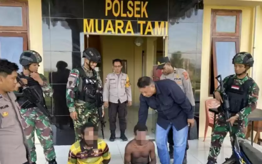 Kedua pelaku pemilik ganja bersama barang bukti diamankan. (Foto: Antara)