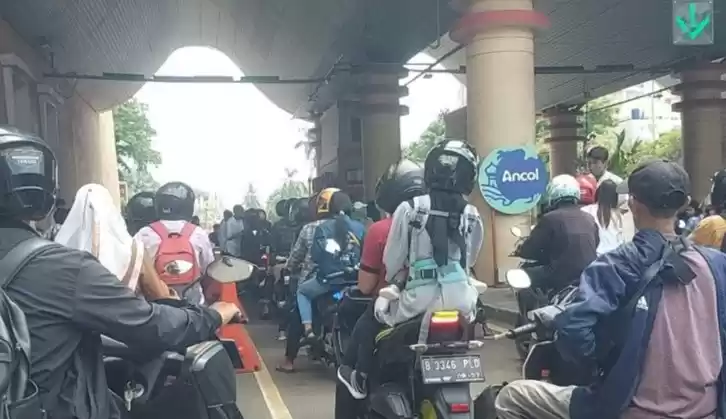 Sejumlah pengunjung yang membawa sepeda motor mengantre di Pintu Gerbang Timur Taman Impian Jaya Ancol. (Foto: Antara)