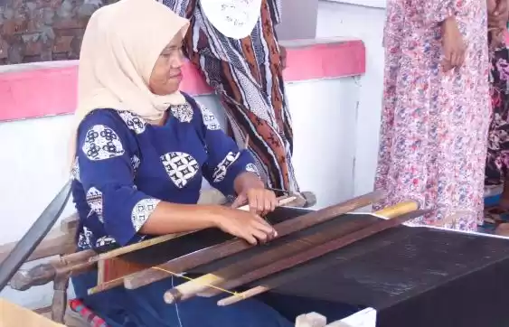Salah satu pengrajin menenun kain khas Tenun Donggala. (Foto: Antara)