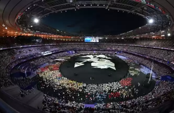 Kontingan atlet dan ofisial serta undangan mengikuti penutupan Olimpiade Paris 2024 di Stadion Stade de France, Paris. (Foto: Antara)