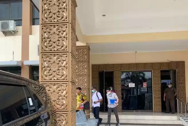Penyidik KPK keluar dari Kantor Dinas Kependudukan dan Pencatatan Sipil Kota Semarang. (Foto: Antara)