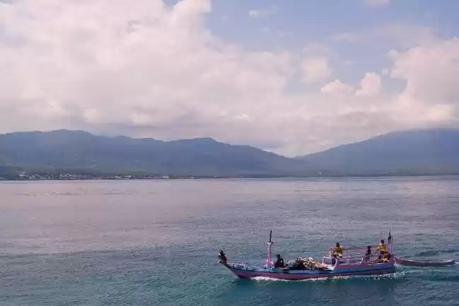 Ilustrasi - Perahu penumpang di Pulau Solor, NTT. BMKG mengimbau masyarakat untuk mewaspadai potensi hujan dan angin kencang. (Foto: Antara)
