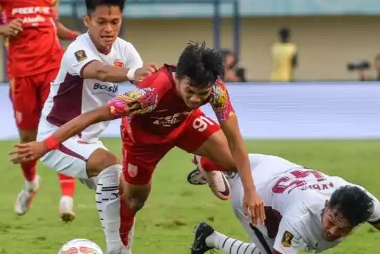 Pesepak bola Persis Solo Rendy Sanjaya berebut bola dengan PSM Makassar. (Foto: Antara)