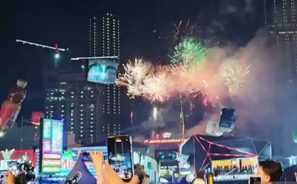 Pesta kembang api memeriahkan penutupan Jakarta Fair Kemayoran 2023 di JI Expo Kemayoran. (Foto: Antara)