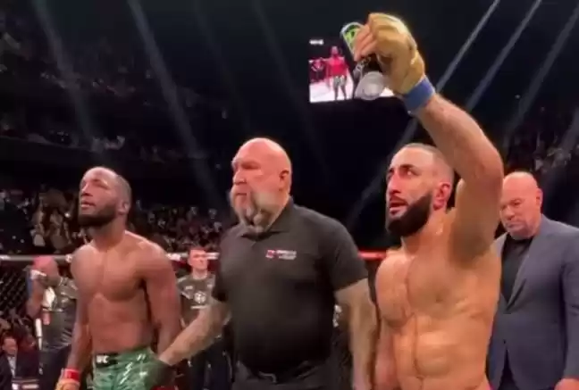 Petarung UFC berdarah Palestina Belal Muhammad angkat tangan pada saat dirinya diumumkan sebagai pemenang. (Foto: Antara)