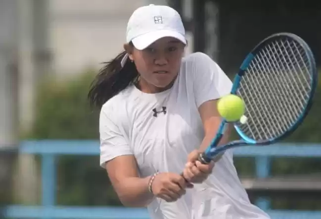 Petenis putri Indonesia Anjali Kirana Junarto beraksi dalam Pusaka ITF World Tennis Tour Junior. (Foto: Antara)