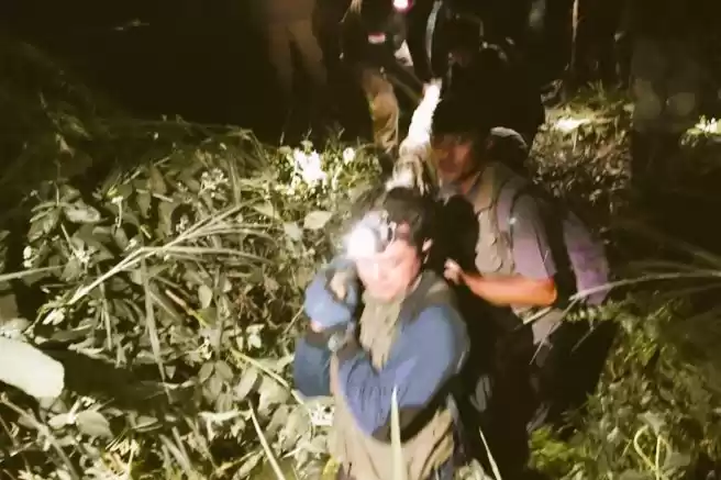 Petugas BKSDA Sumbar sedang mengevakuasi harimau sumatera yang mati terjerat. (Foto: Antara)