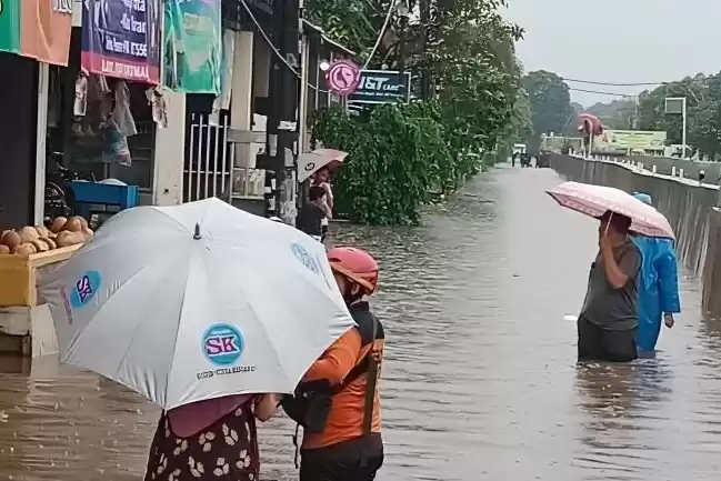 Petugas dari BPBD Tangsel saat mengevaluasi sejumlah warga yang terjebak bencana banjir. (Foto: Antara)