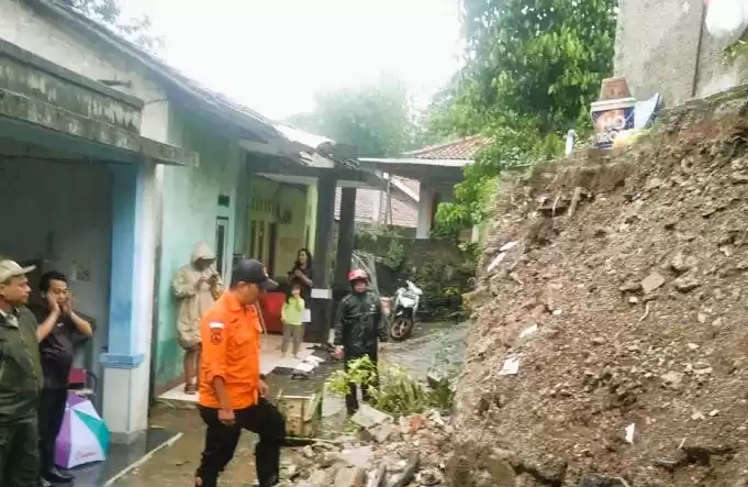 Ilustrasi - petugas dari BPBD Kita Tangerang Selatan saat meninjau lokasi bencana akibat hujan deras disertai angin. (Foto: Antara)