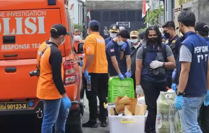 Petugas dari Tim Inafis hendak memasukan barang bukti hasil penggeledahan. (Foto: Antara)