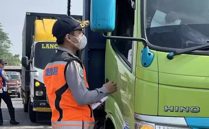 Petugas dari Dishub Kabupaten Tangerang saat memeriksa kelengkapan kendaraan dalam operasi Angkutan Barang. (Foto: Antara)
