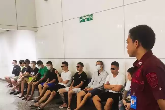 Petugas Imigrasi Denpasar mengawasi warga Taiwan untuk dideportasi karena terlibat penipuan daring