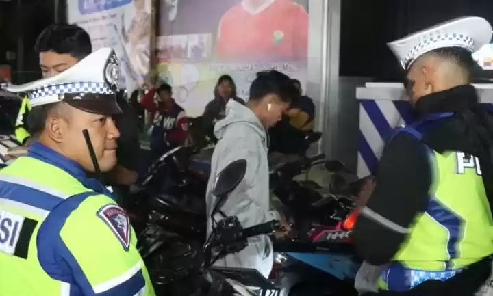 Polisi menyita sepeda motor berknalpot bising hasil razia di wilayah perkotaan Kabuptaen Garut. (Foto: Antara)