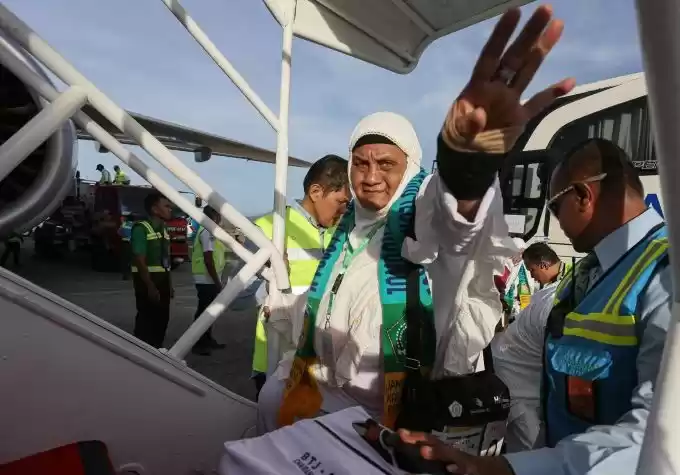 Petugas membantu jamaah haji lansia yang tergabung dalam kloter pertama Embarkasi Aceh. (Foto: Antara)