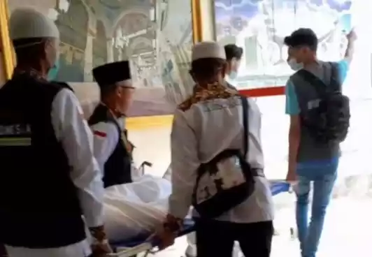Sejumlah petugas membawa peserta haji asal Mukomuko yang meninggal dunia di Mekkah. (Foto: Antara)
