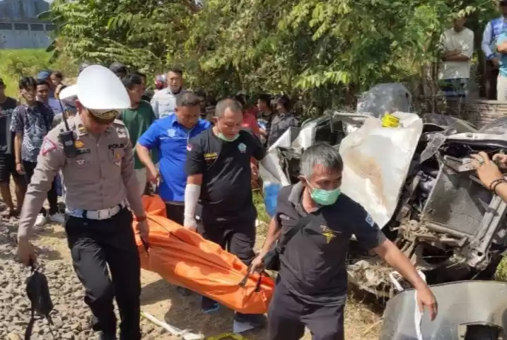 Petugas mengevakuasi korban kecelakaan kereta. (Foto: Antara)