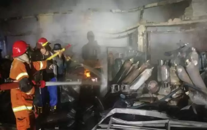 Petugas Damkar Palangka Raya melaksanakan memadamkan kebakaran yang menghanguskan 12 unit ruko. (Foto: Foto: Antara)