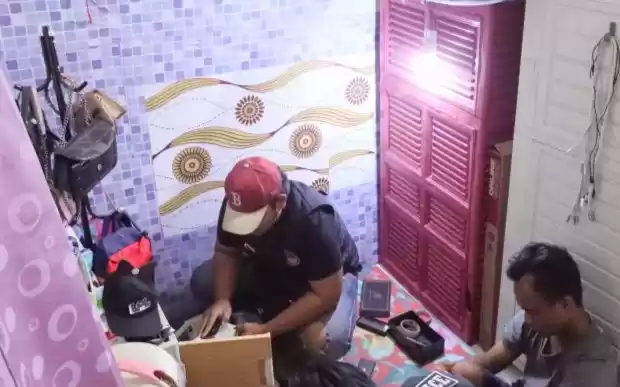 Ratusan personel gabungan menggelar razia narkoba Kampung Muara Bahari. (Foto: Antara)