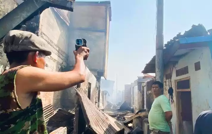 Petugas Suku Dinas Gulkarmat Jakarta Selatan memadamkan api di Jalan Remaja 5, Manggarai. (Foto: Antara)