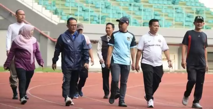 Pj Wali Kota Bekasi, R. Gani Muhamad Jalan Santai Keliling Stadion Chandrabaga Sambil Memperhatikan Progres Renovasi yang Sedang Berlangsung (Foto/Hms)