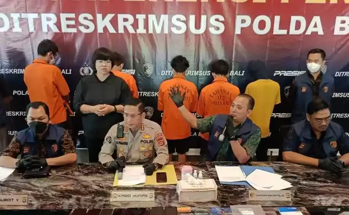 Kepolisian Daerah Bali Komisaris Besar Polisi Jansen Avitus Panjaitan saat memberikan keterangan terkait tindak pidana penipuan di Bali. (Foto: Antara)