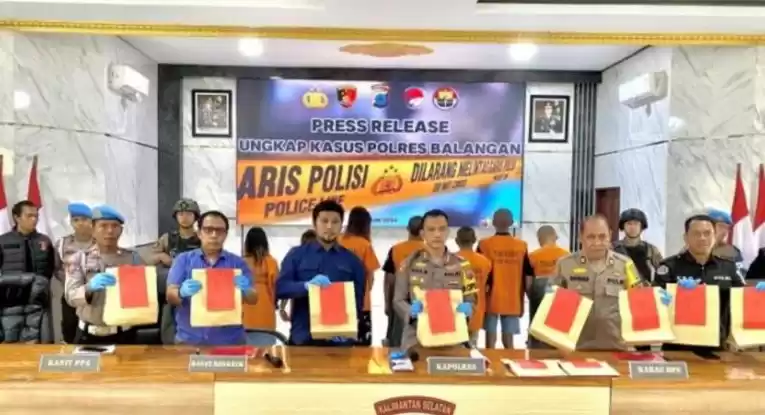 Kapolres Balangan jajaran Polda Kalimantan Selatan AKBP Riza Muttaqin menunjukkan barang buktiTPPO. (Foto: Antara)