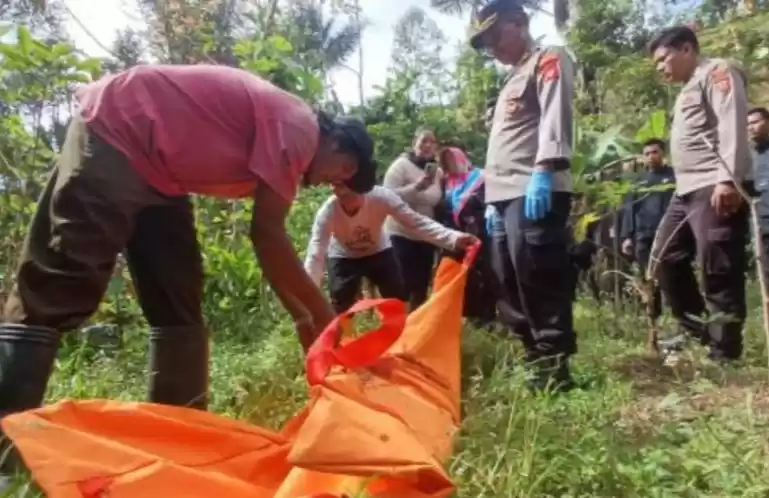 Polisi lakukan olah TKP penemuan jasad perempuan di kawasan Gunung Cakrabuana, Tasikmalaya. (Foto: Antara)