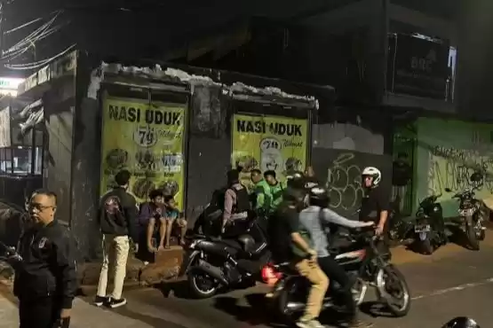 Polres Metro Jakarta Barat menangkap 10 remaja yang melakukan konvoi sepeda motor sambil membawa senjata tajam.(Foto: Antara)