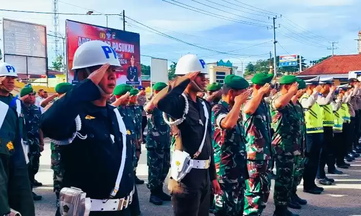 Polres Sorong melaksanakan apel gelar pasukan operasi patuh Mansinam 2024. (Foto: Antara)
