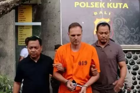 Polresta Denpasar dan Polsek Kuta menggiring tersangka WNA asal Jerman Hendry Bruno Torper (37) pemukulan terhadap pengendara motor. (Foto: Antara)