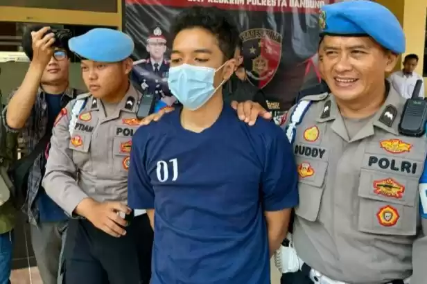 Polresta Bandung, Jawa Barat, meringkus seorang pelaku atas perilaku aksi eksibisionis terhadap pengemudi ojek daring. (Foto: Antara)