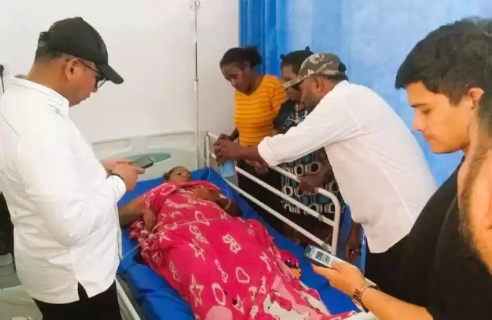 Polresta Manokwari AKP Raja Putra Napitupulu saat menjenguk korban yang sedang dirawat di RS. (Foto: Antara)