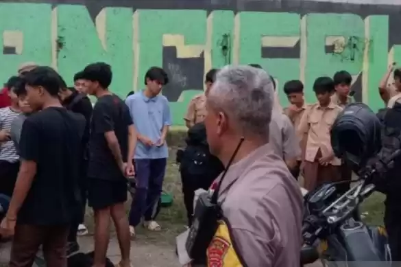 Polsek Bogor Barat membubarkan pelajar diduga hendak tawuran. (Foto: Antara)